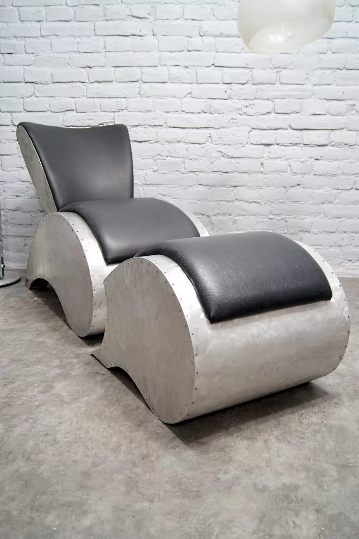 Illustration numéro 2 du produit Chaise de salon en aluminium industriel et en vinyle avec repose-pieds, années 1970