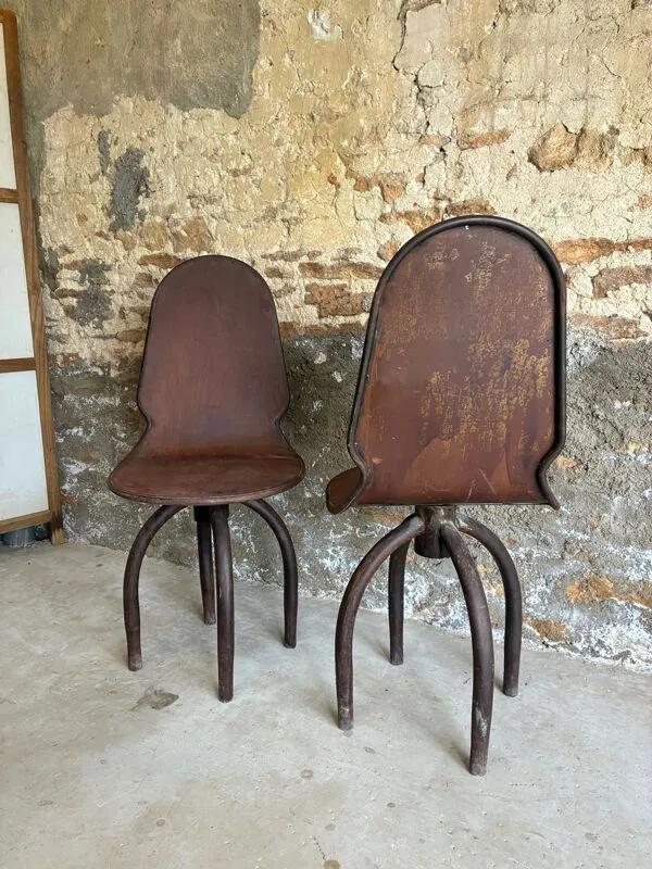 Illustration numéro 2 du produit 4 chaises industrielles vintage
