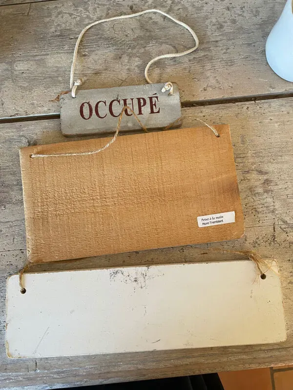 Illustration numéro 2 du produit Lot d’enseignes en bois