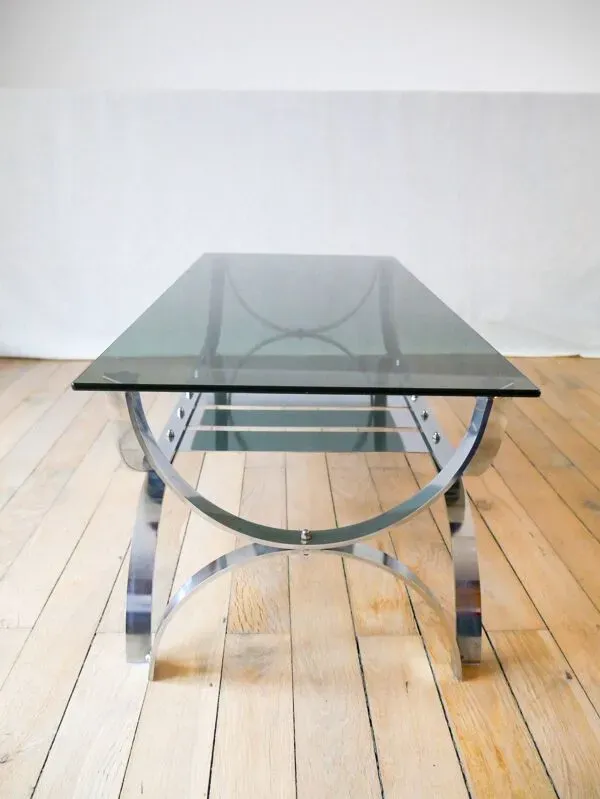 Illustration numéro 2 du produit table basse rectangulaire en verre fumé et chrome double plateaux Design 1970