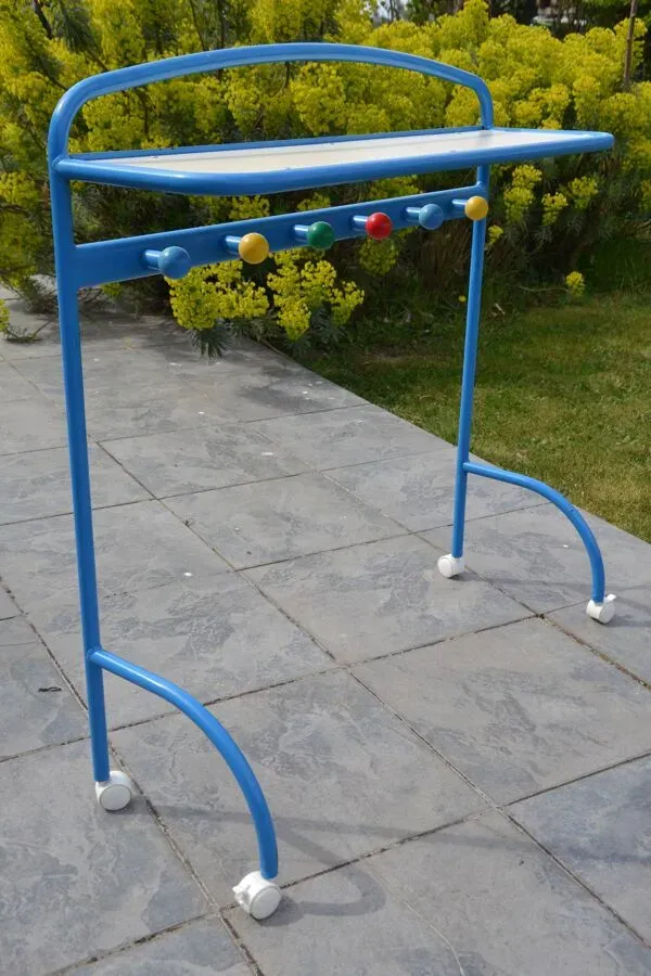 Illustration numéro 2 du produit Etagère et patères d'école sur roulettes