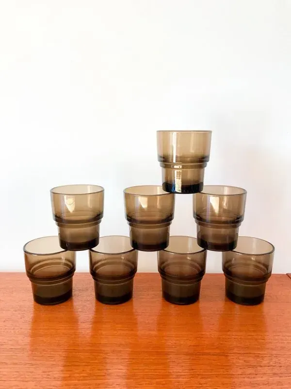 Illustration numéro 2 du produit lot de 8 verres en verre fumé Vereco Made in France années 70