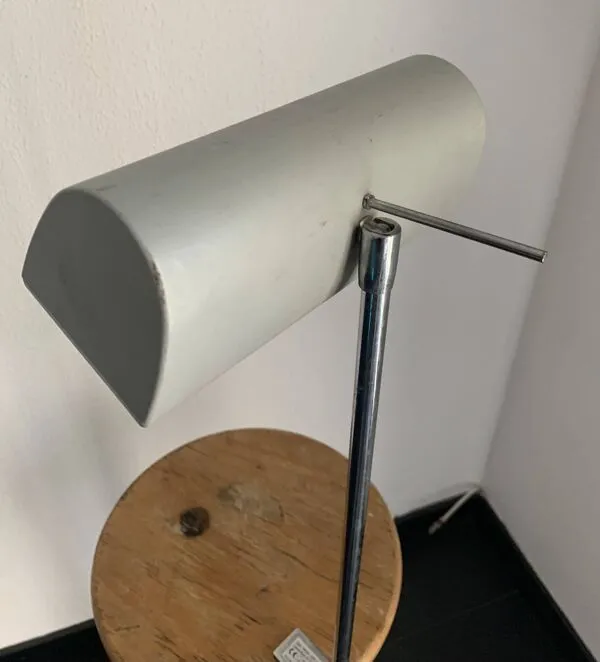 Illustration numéro 2 du produit Lampe grise et chromée, 1980