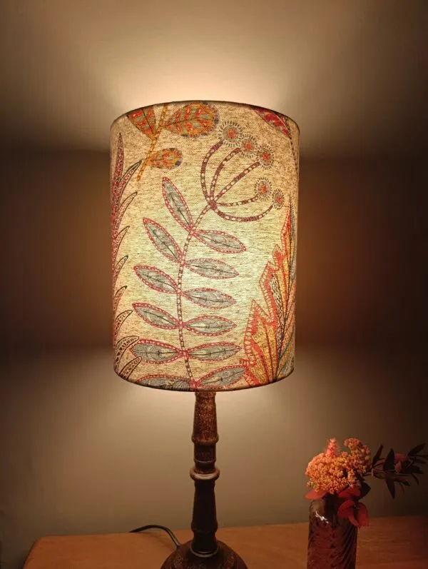 Illustration numéro 2 du produit Lampe de table métal vieilli, abat-jour végétal