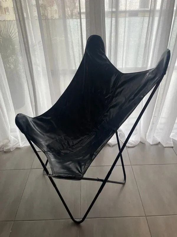 Illustration numéro 2 du produit Fauteuil papillon en similicuir en parfait état