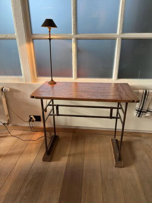 Illustration numéro 2 du produit Table à manger en bois massif – style industriel/atelier + 2 consoles