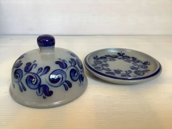 Illustration numéro 2 du produit Beurrier à cloche en grès