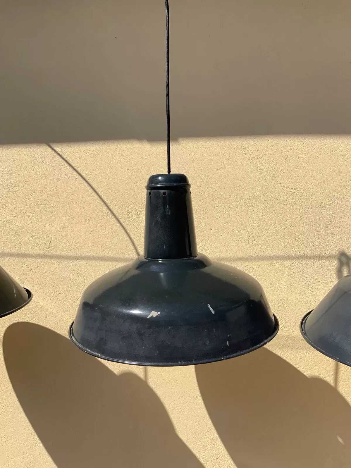 Illustration numéro 2 du produit Trois suspensions industrielles en tôle émaillée noire et blanche