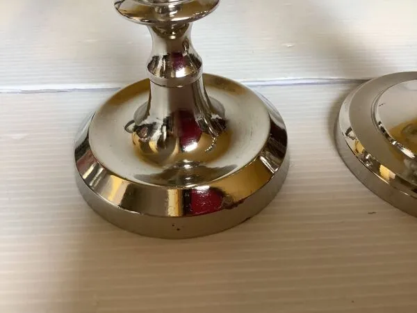 Illustration numéro 2 du produit Paire de bougeoirs argentés en métal