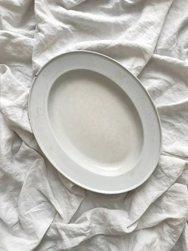 Illustration numéro 2 du produit Plat ovale en tôle émaillée blanc et bleu marbré vintage