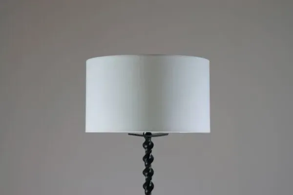 Illustration numéro 2 du produit Lampadaire brutaliste en métal noir torsadé