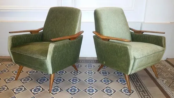 Illustration numéro 2 du produit Fauteuil club en tissu avec accoudoirs en teck années 50 60