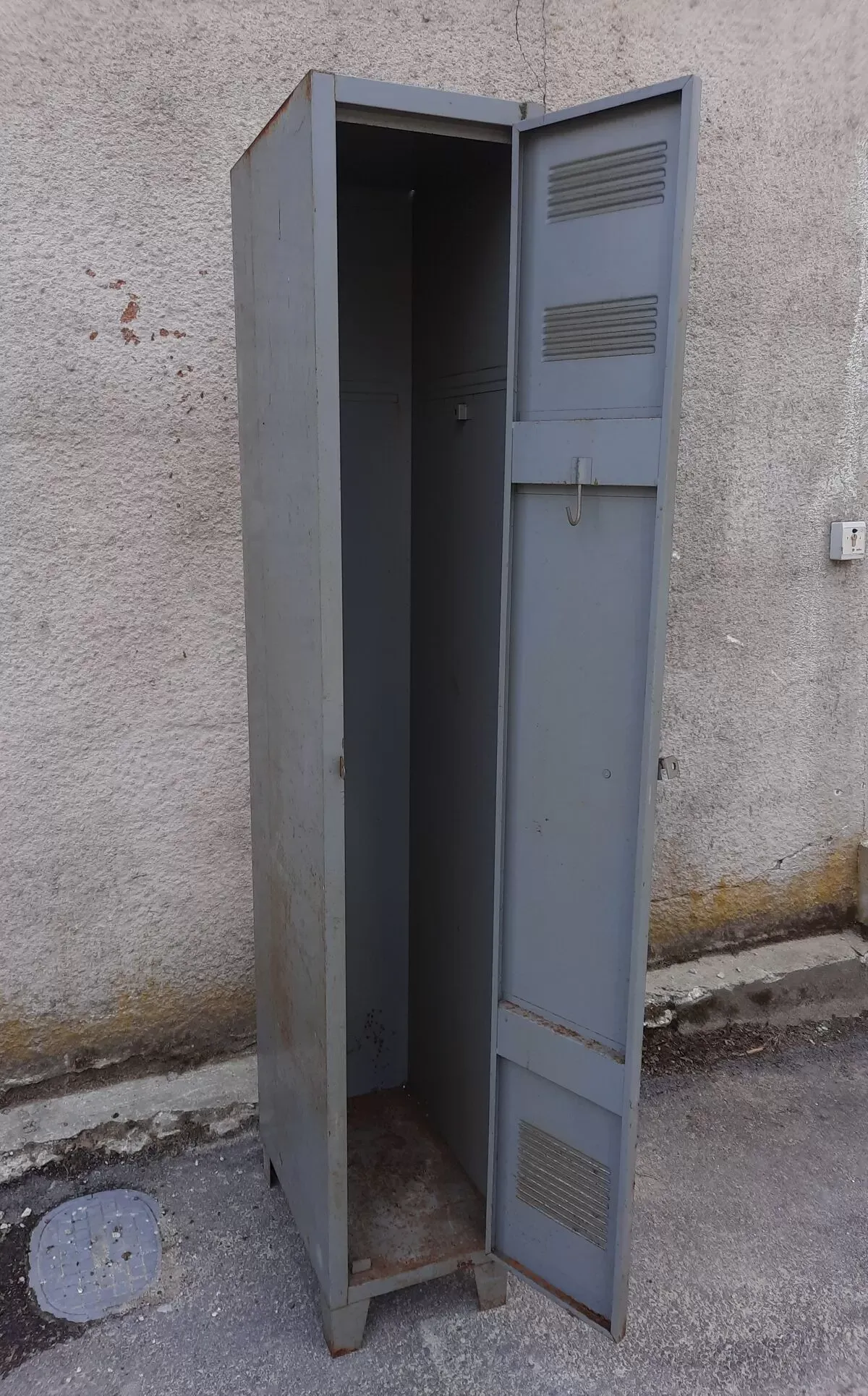 Illustration numéro 2 du produit Armoire vestiaire metallique