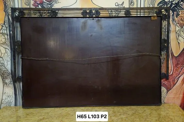 Illustration numéro 2 du produit Grand miroir époque Art Déco en fer martelé – Décor géométrique à rosaces