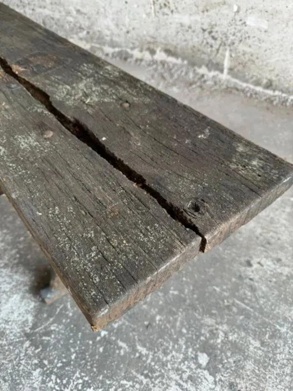 Illustration numéro 2 du produit Banc de jardin ancien avec pieds en fonte et assise en bois patiné