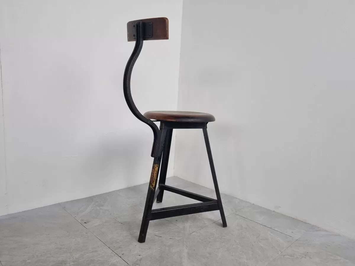 Illustration numéro 2 du produit Tabouret industriel vintage, années 1950