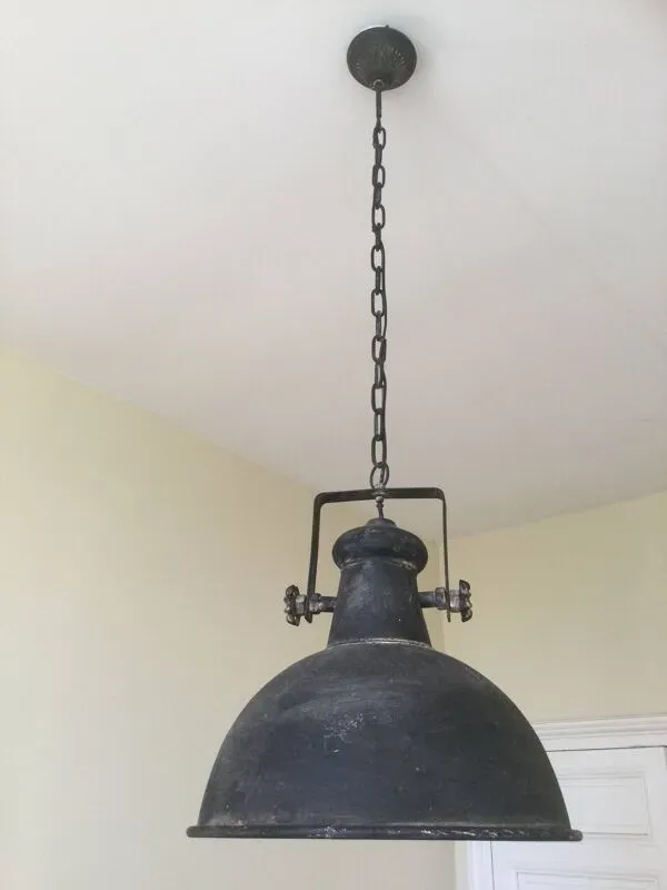 Illustration numéro 2 du produit Grande suspension ronde en tôle