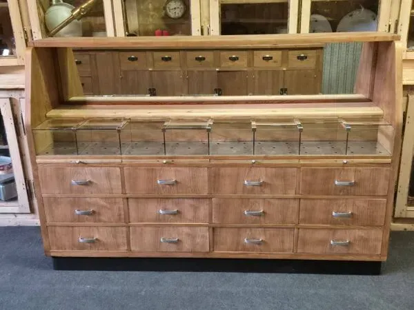 Illustration numéro 2 du produit Ancien meuble de métier