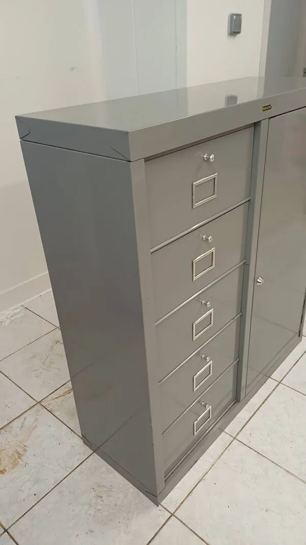 Illustration numéro 2 du produit Meuble industriel BAUCHE 5 tiroirs et porte – métal vintage années 50