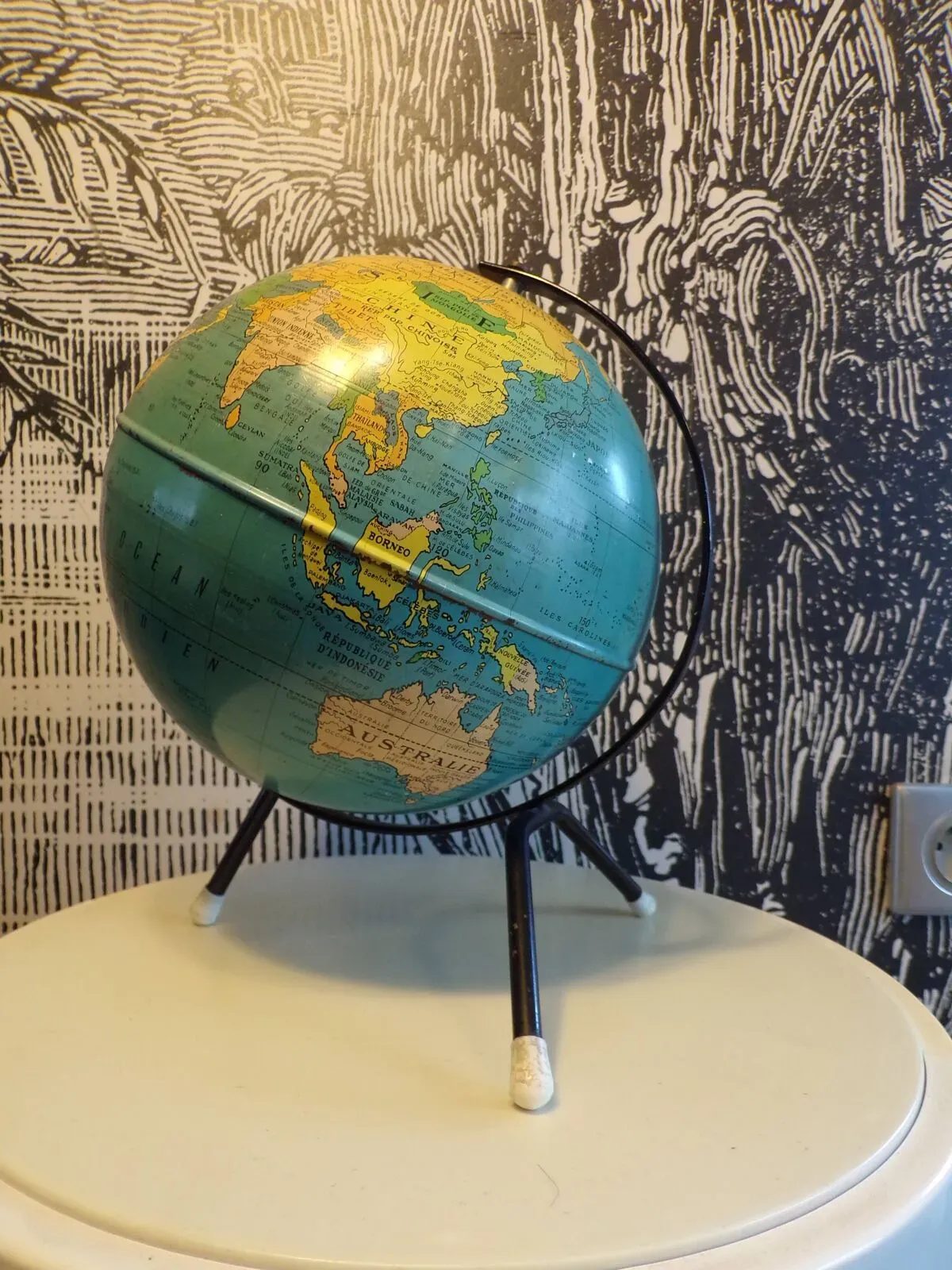 Illustration numéro 2 du produit Globe terrestre Taride vintage en tôle années 1960