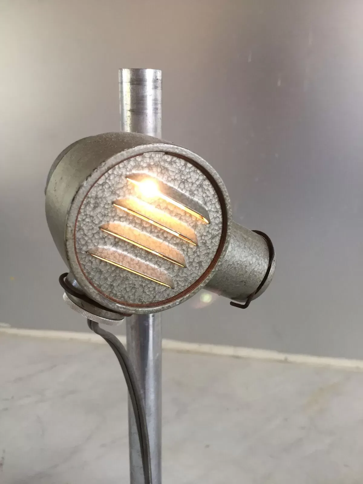 Illustration numéro 2 du produit Lampe de bureau liseuse métal martelé design indus/1950-60