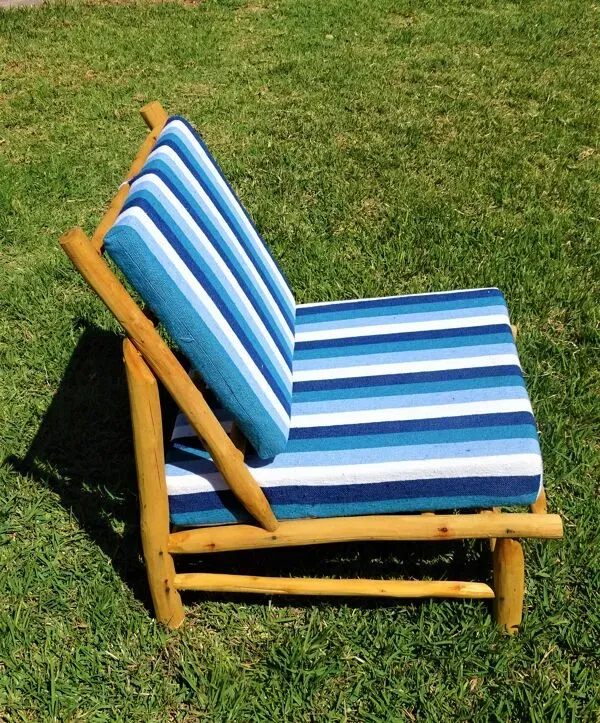 Illustration numéro 2 du produit Fauteuil bas en bois d'eucalyptus avec coussins bleus et blancs