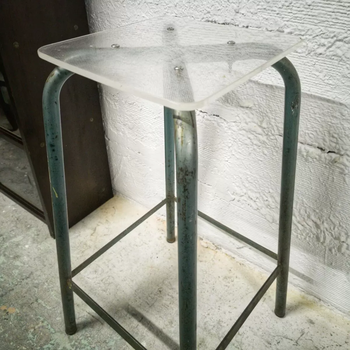 Illustration numéro 2 du produit Tabouret haut industriel