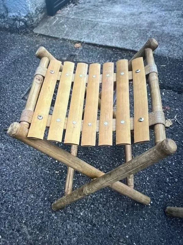 Illustration numéro 2 du produit Paire de tabourets pliants vintage en bambou et bois – France, années 60/70