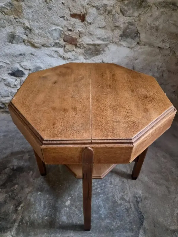 Illustration numéro 2 du produit Table d'appoint ancienne en chêne   École d'Amsterdam   Art déco   Vers 1925–1935