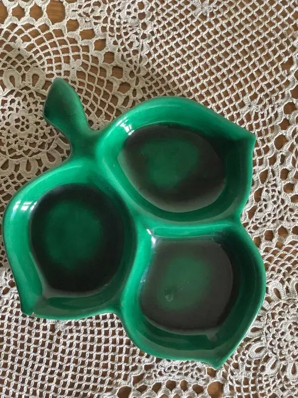 Illustration numéro 2 du produit Vide poche feuille céramique