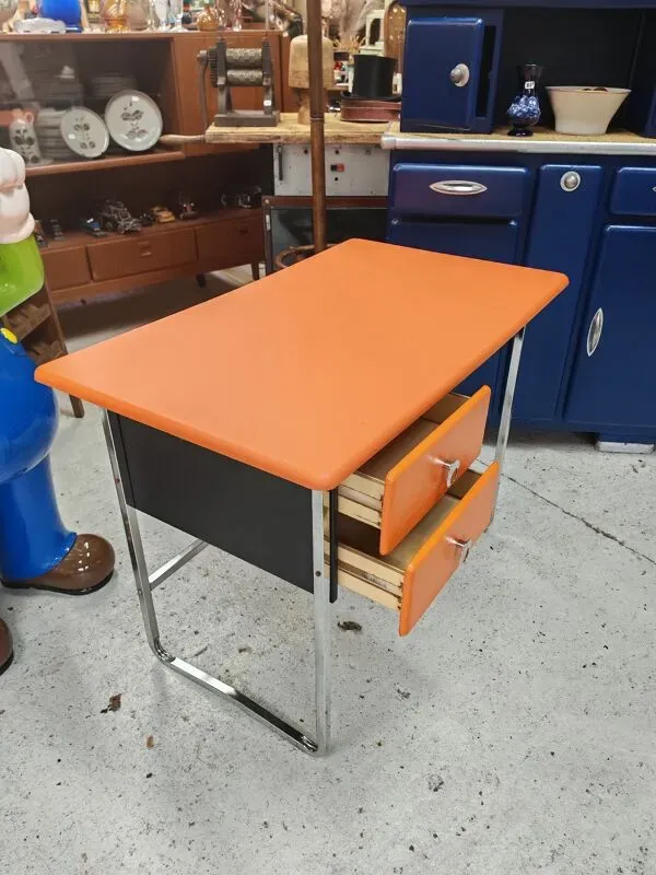 Illustration numéro 2 du produit Bureau vintage année 70