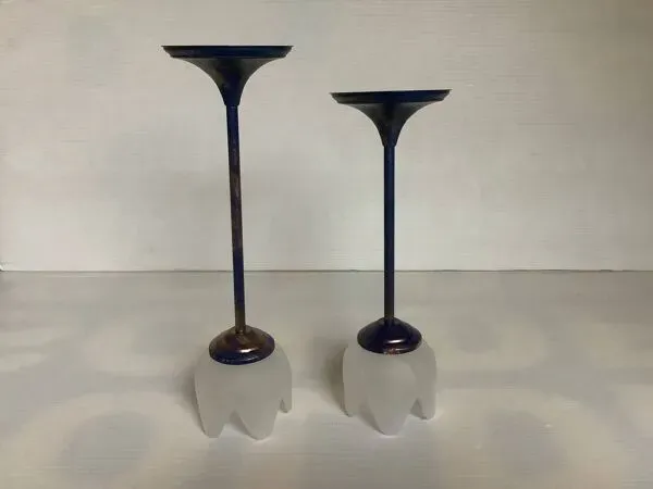 Illustration numéro 2 du produit Paire de bougeoirs fleurs verre métal