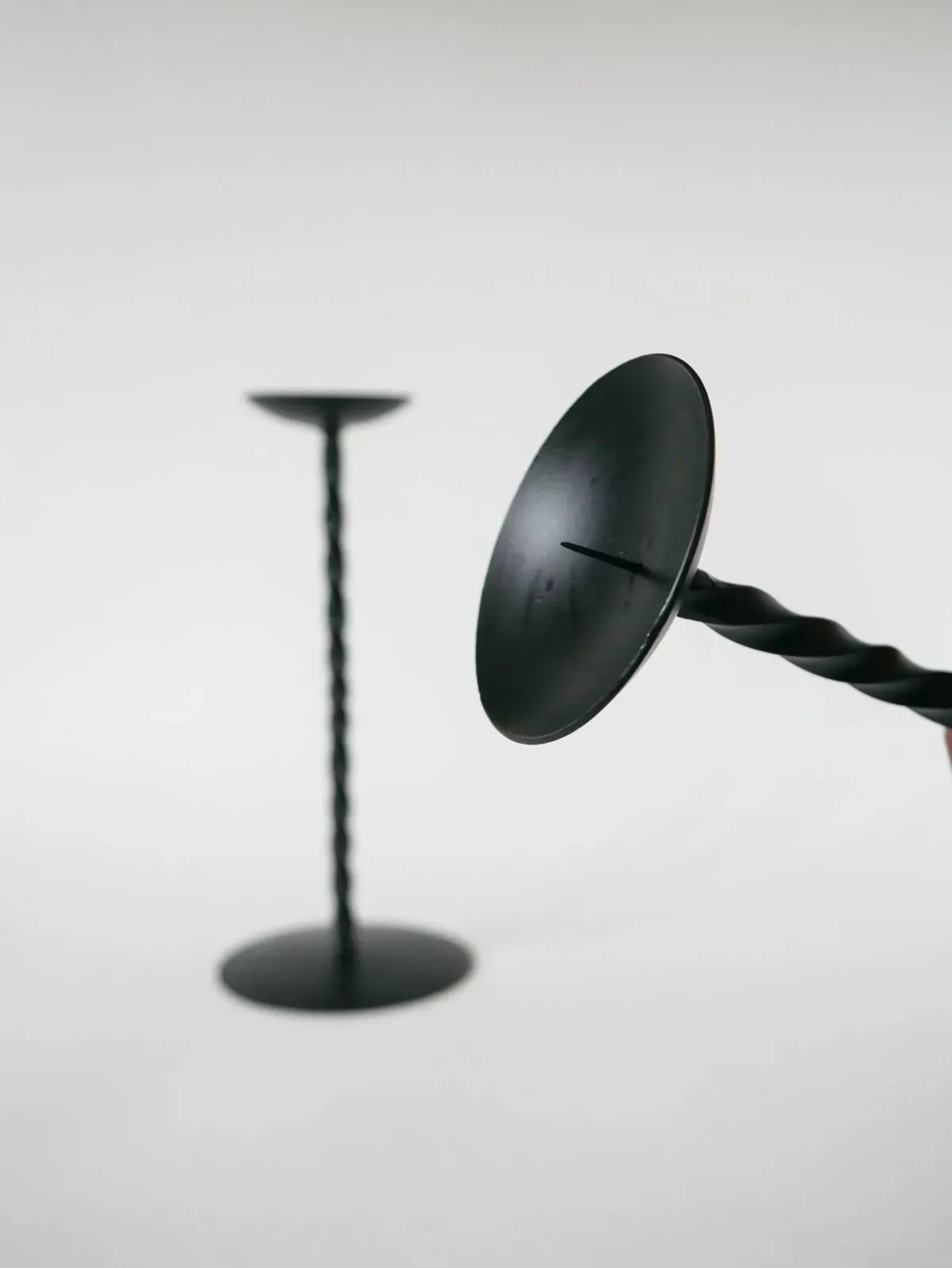 Illustration numéro 2 du produit Paire de bougeoirs en fer forgé, Brutaliste, 1970