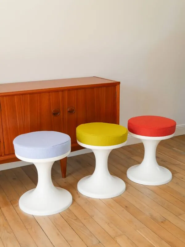Illustration numéro 2 du produit Tabouret tulipe en Plastique et Laine, Baby Blue, Design Space Age, 1970