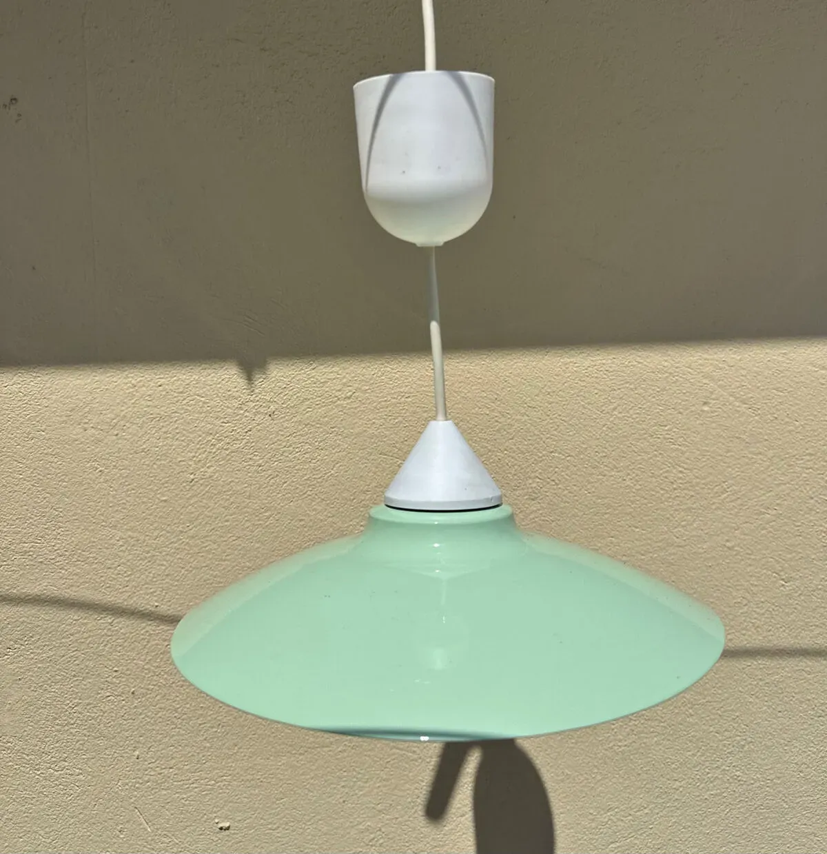 Illustration numéro 2 du produit Suspension abat jour métal peinture neuve style vintage