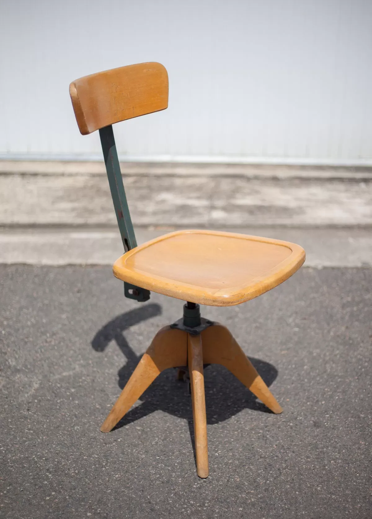 Illustration numéro 2 du produit Chaise de bureau bois et métal