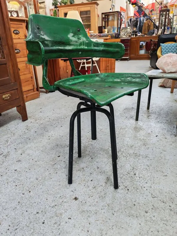 Illustration numéro 2 du produit Fauteuil d'atelier pivotant vintage en tôle emboutie verte à dossier rabatt