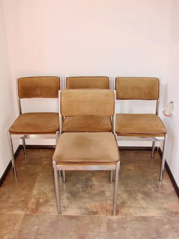 Illustration numéro 2 du produit Ensemble de 4 chaises des années 1970 – Chrome, tissu vintage