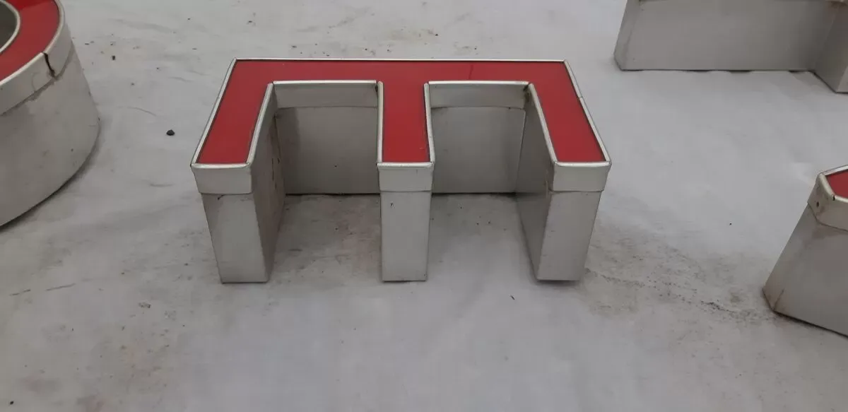 Illustration numéro 2 du produit 9 lettres industrielles lumineuses