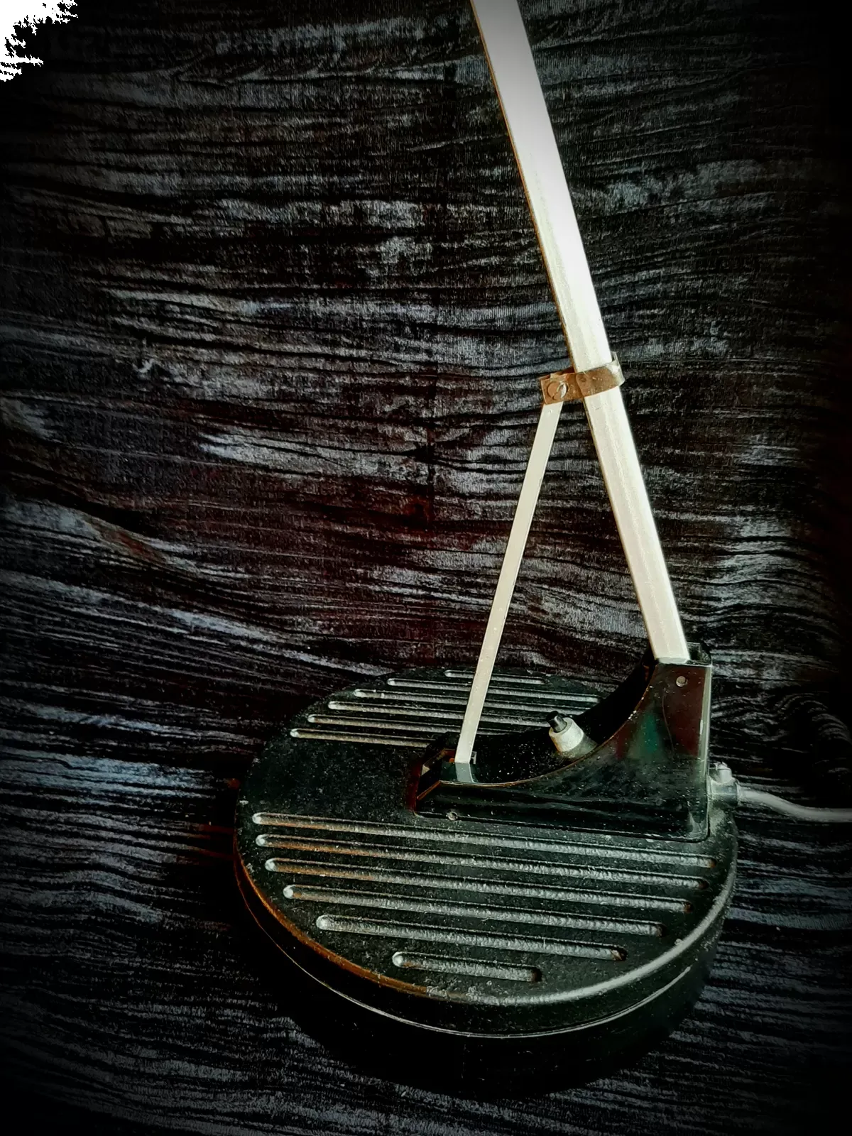 Illustration numéro 2 du produit Lampe de bureau WL1 Anglepoise rouge et noire George Carwardine et Kenneth Grange1960.