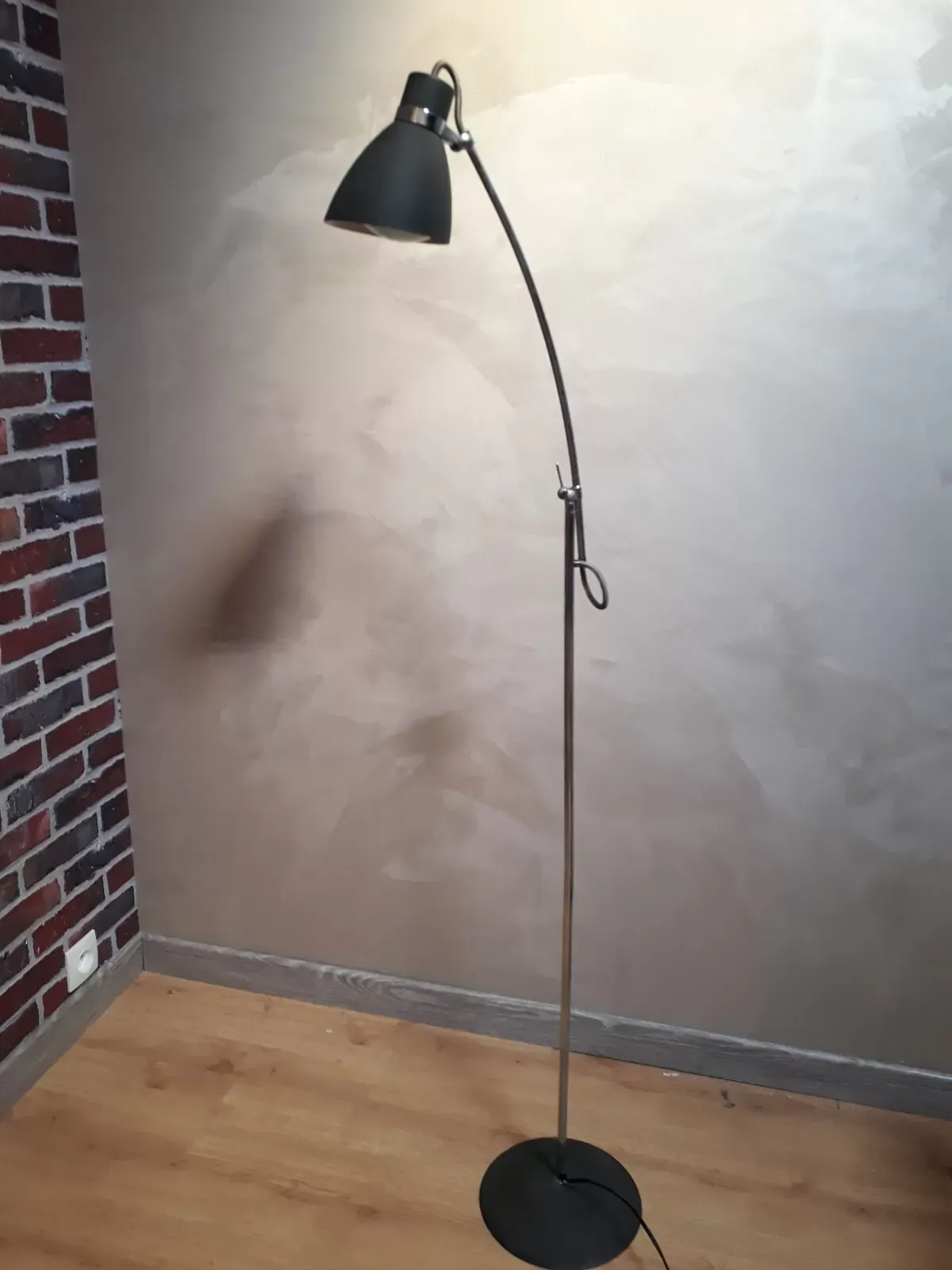 Illustration numéro 2 du produit Lampadaire 70