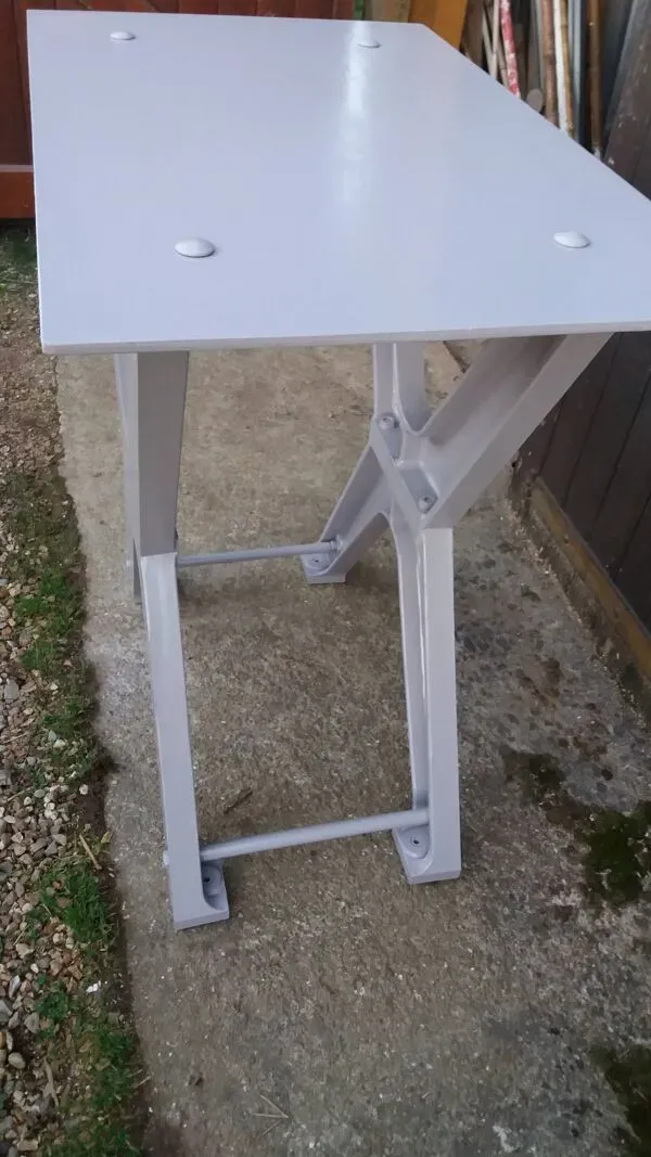 Illustration numéro 2 du produit Table industrielle en fer