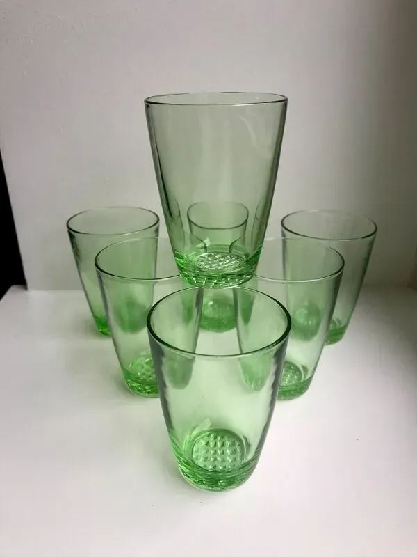 Illustration numéro 2 du produit Lot de 7 verres à eau made in france en verre vert années 70