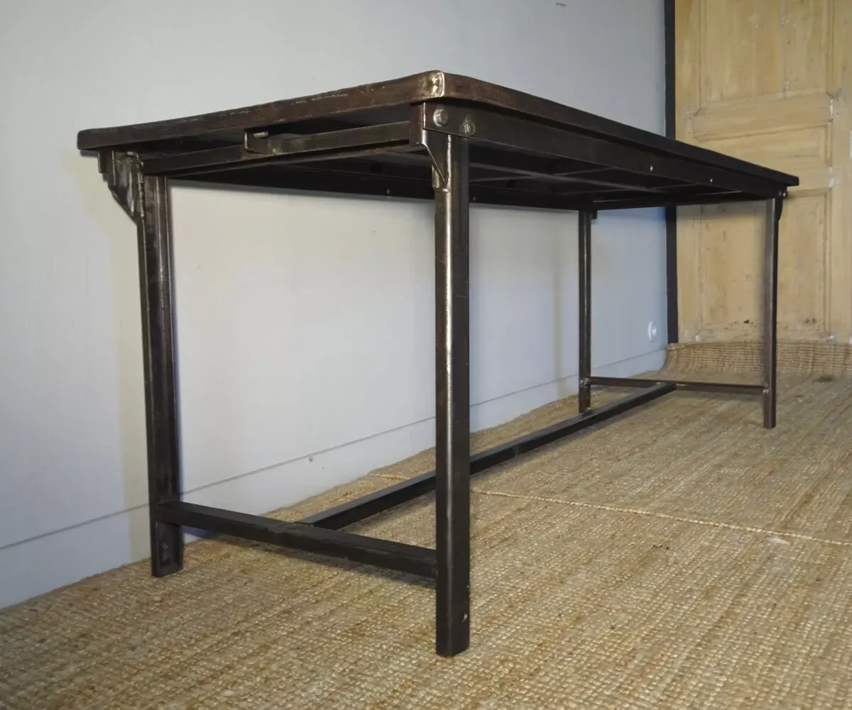 Illustration numéro 2 du produit Ancienne table militaire