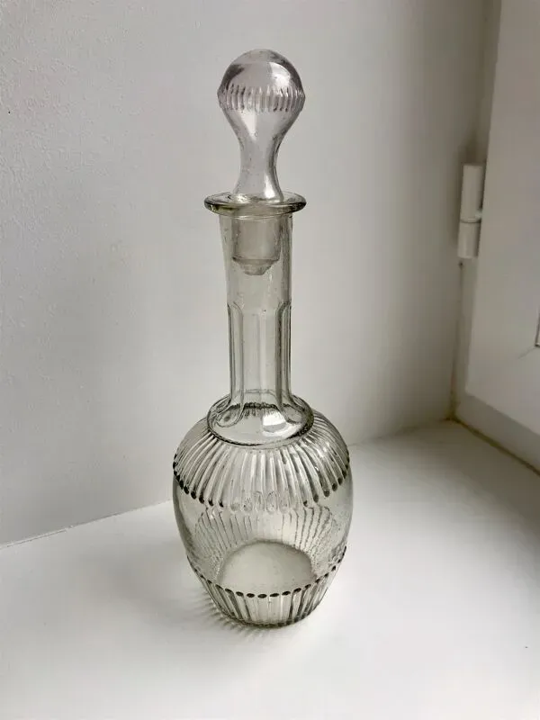 Illustration numéro 2 du produit Carafe en verre moulé années 50