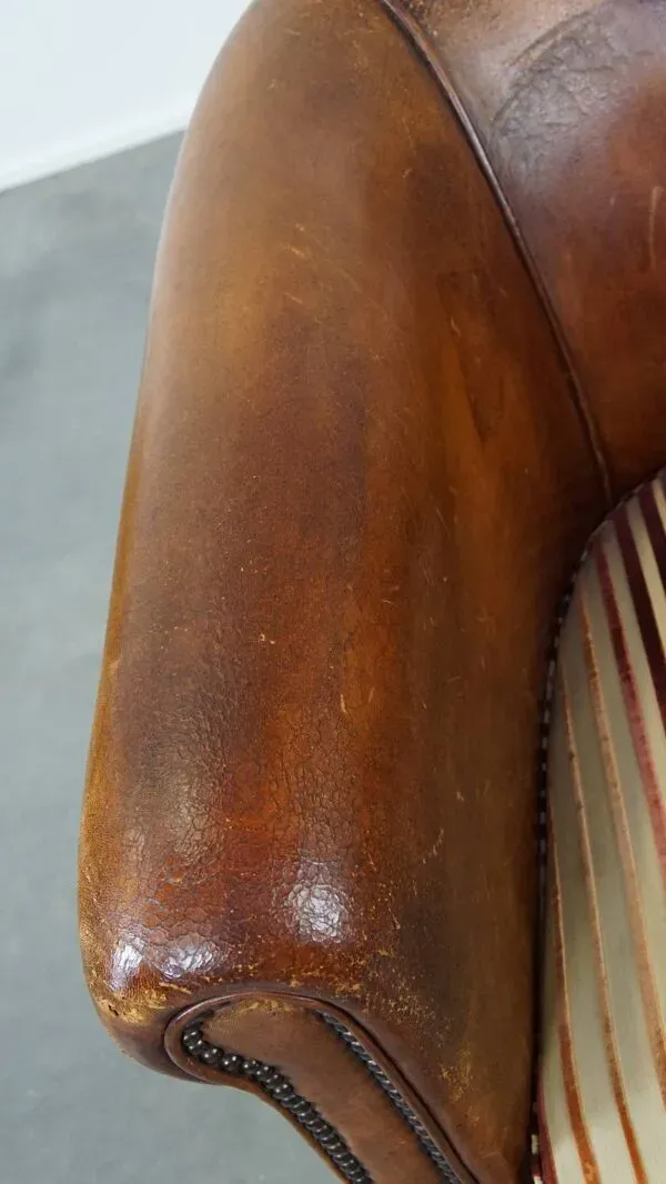 Illustration numéro 2 du produit Fauteuil club vintage couleur cognac en cuir de mouton