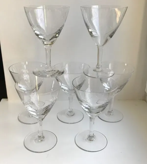 Illustration numéro 2 du produit Lot de 7  verres à vin gravés modèle étoile années 50