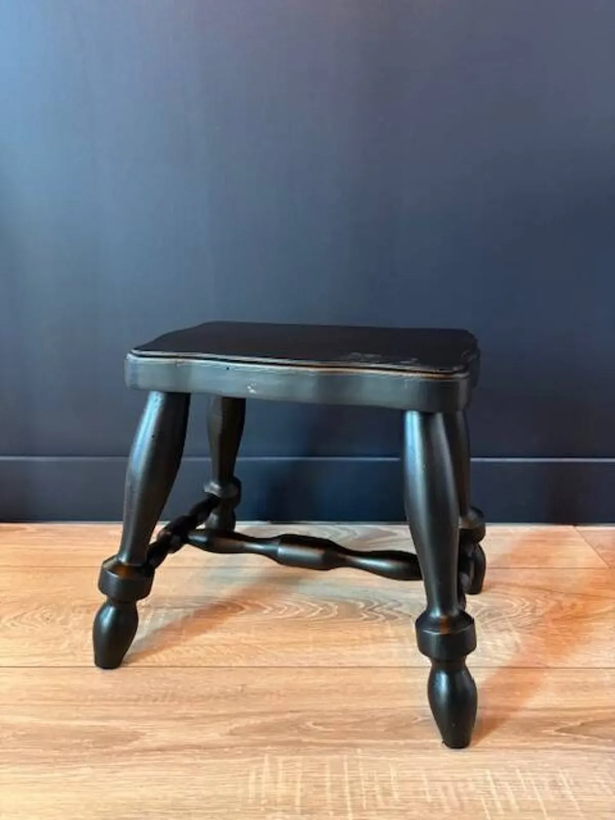 Illustration numéro 2 du produit Tabouret pieds compas ancien en bois noir