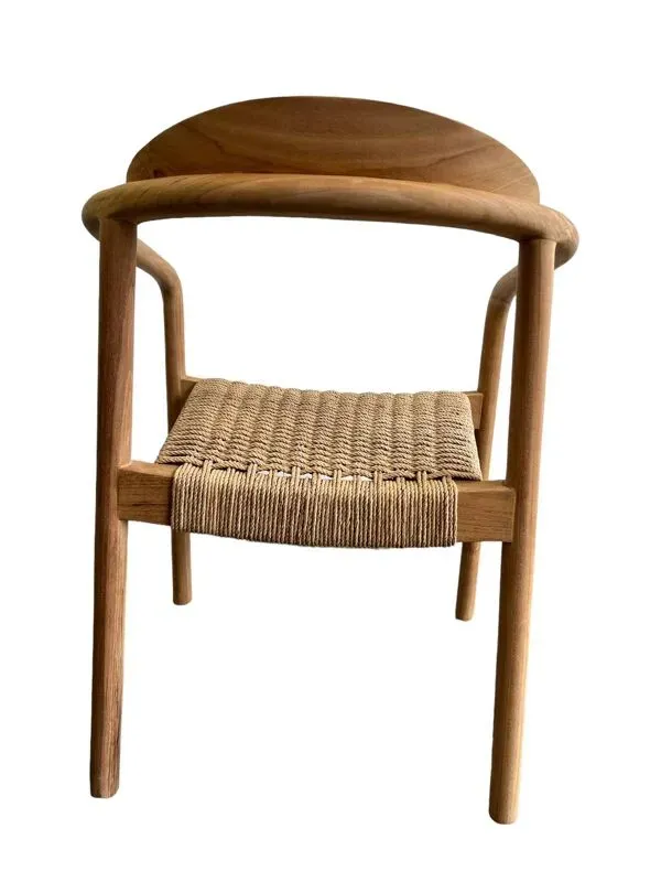 Illustration numéro 2 du produit Chaise en bois massif avec assise et accoudoirs tressés