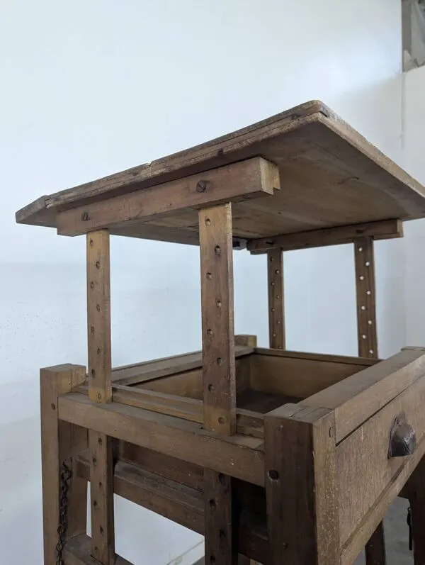 Illustration numéro 2 du produit Table de métier bureau escamotable